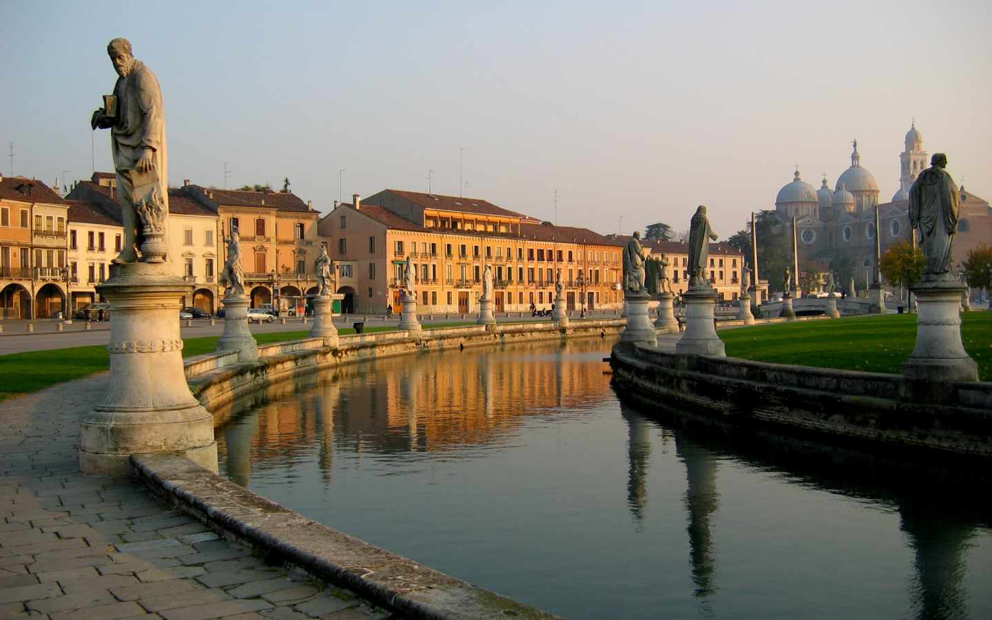 Канал в окружении статуй в Падуе, Италия