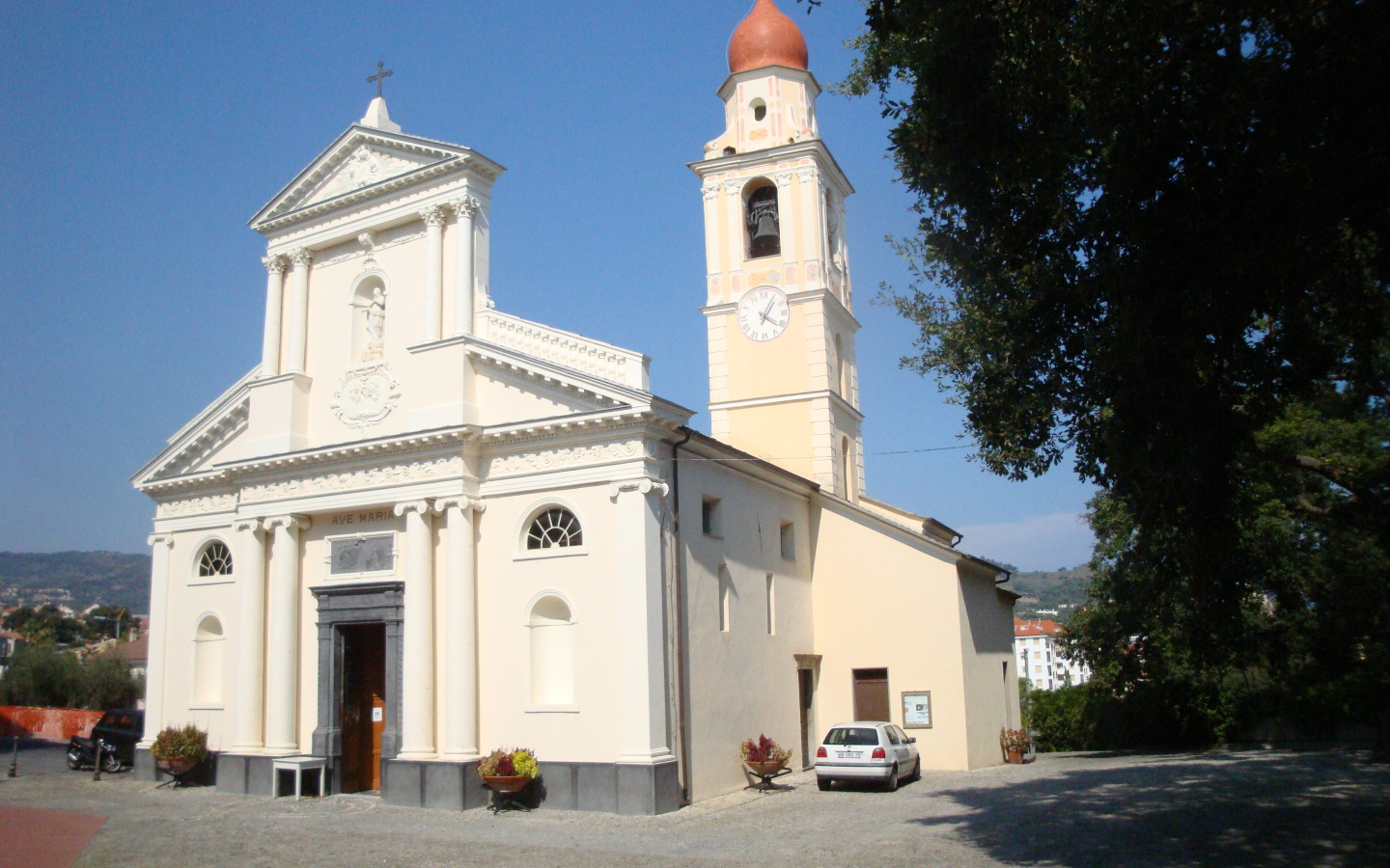 Церковь на курорте Сан Бартоломео Аль Маре, Италия