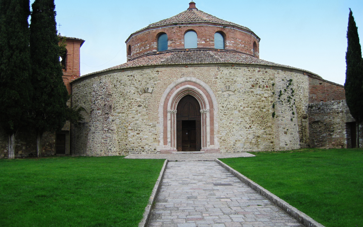 Церковь архангела Михаила в Перудже, Италия