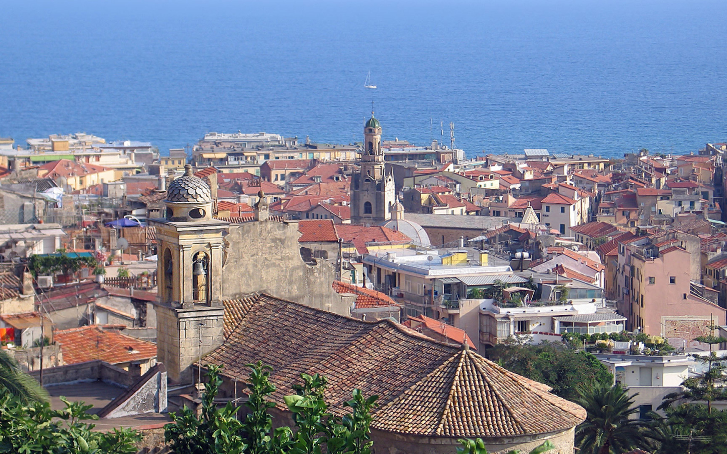 Город на фоне моря в Сан Ремо, Италия