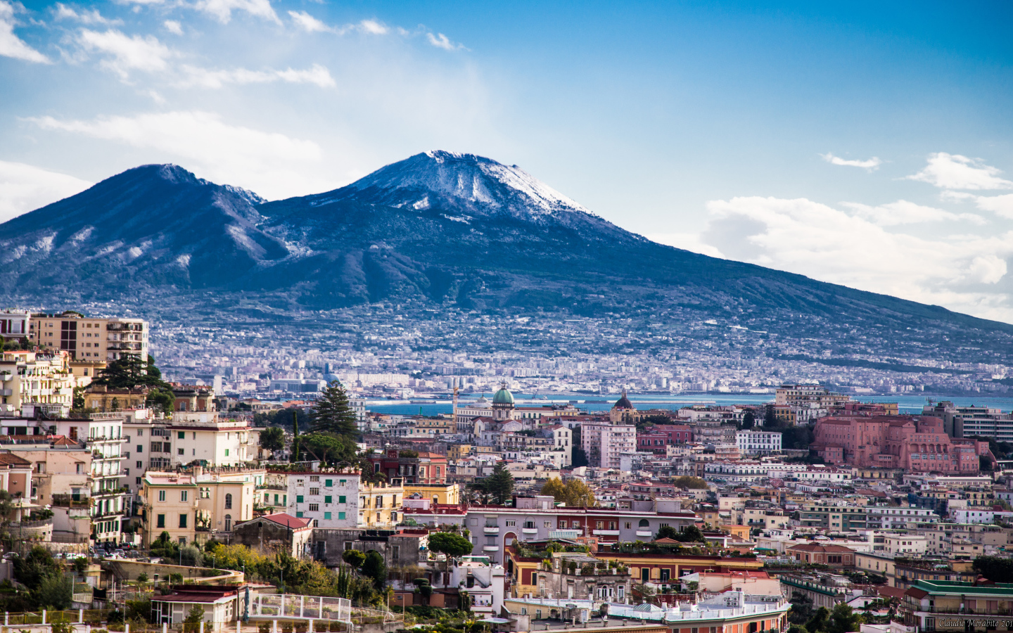 Город у подножия горы в Неаполе, Италия