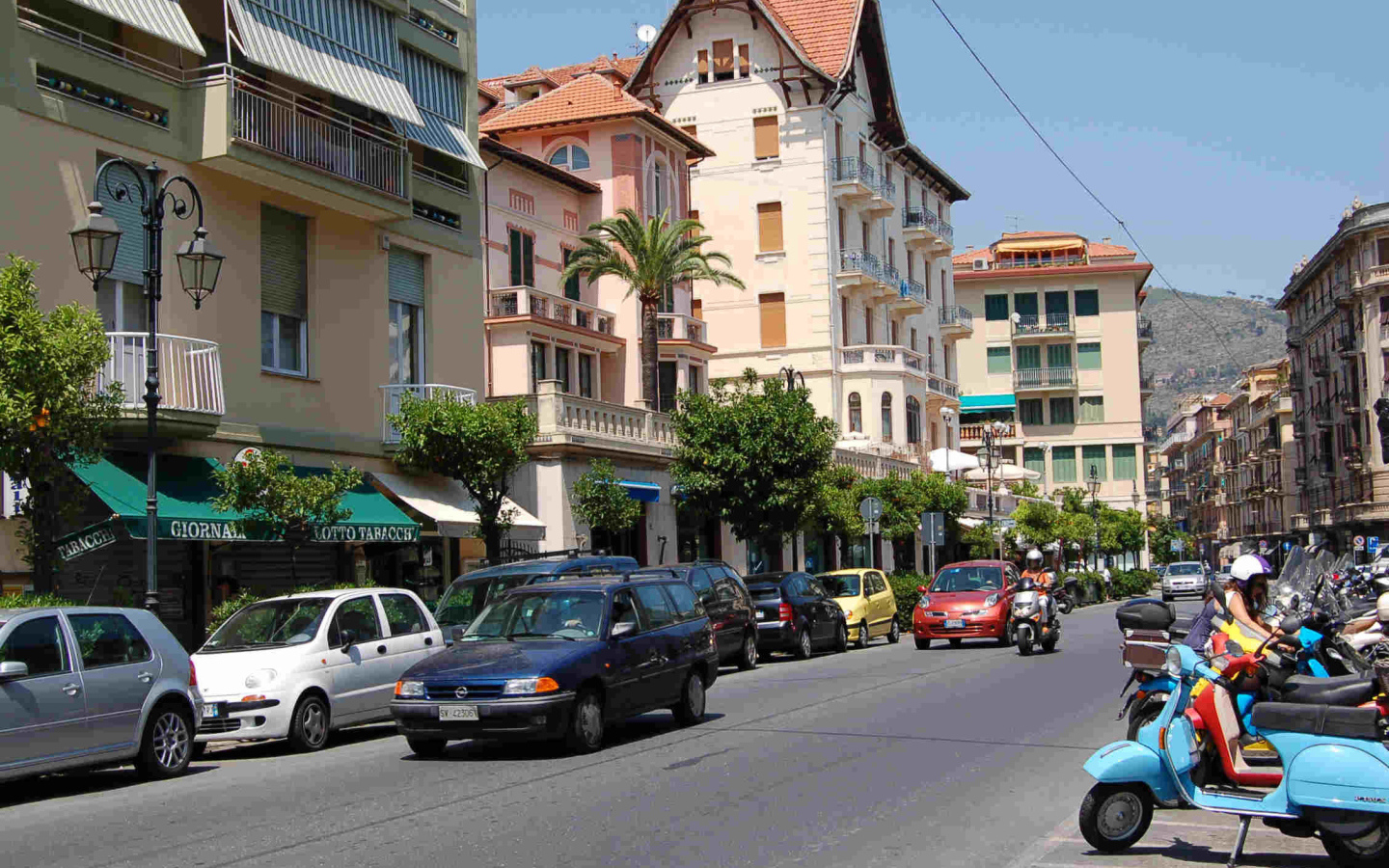 Городская улица на курорте Алассио, Италия