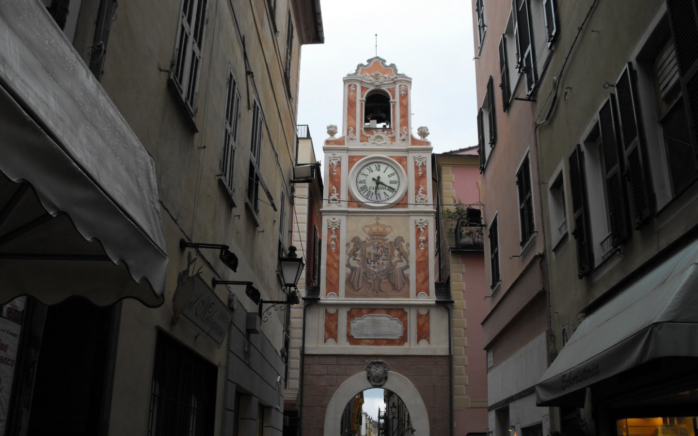 Башня с часами в Лоано, Италия