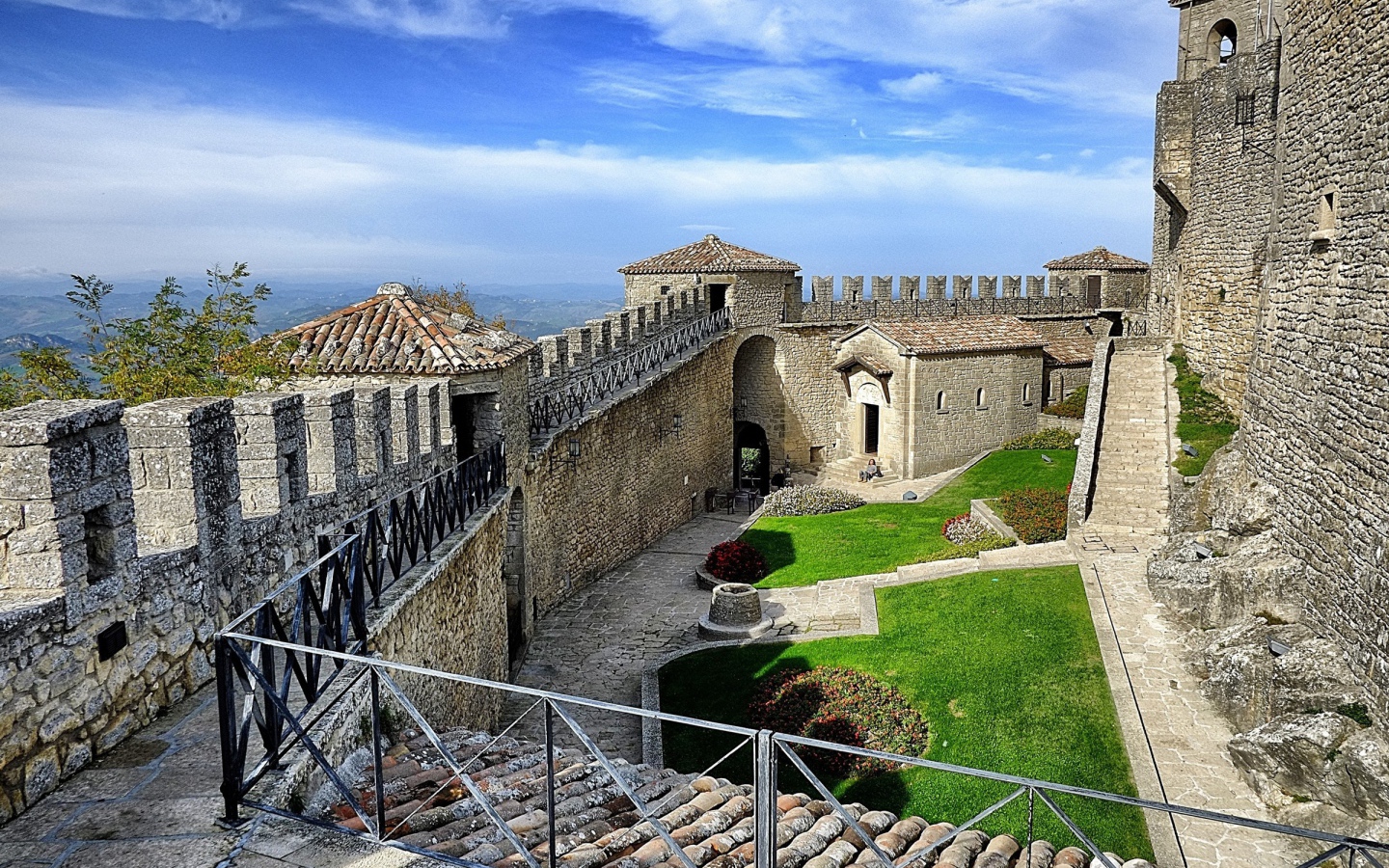 Внутренний дворик в крепости в Сан Марино, Италия