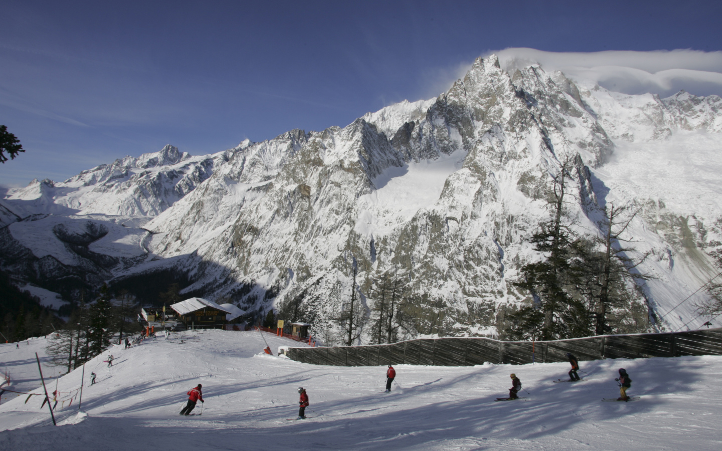 Спуск по лыжной трассе на курорте Курмайор, Италия