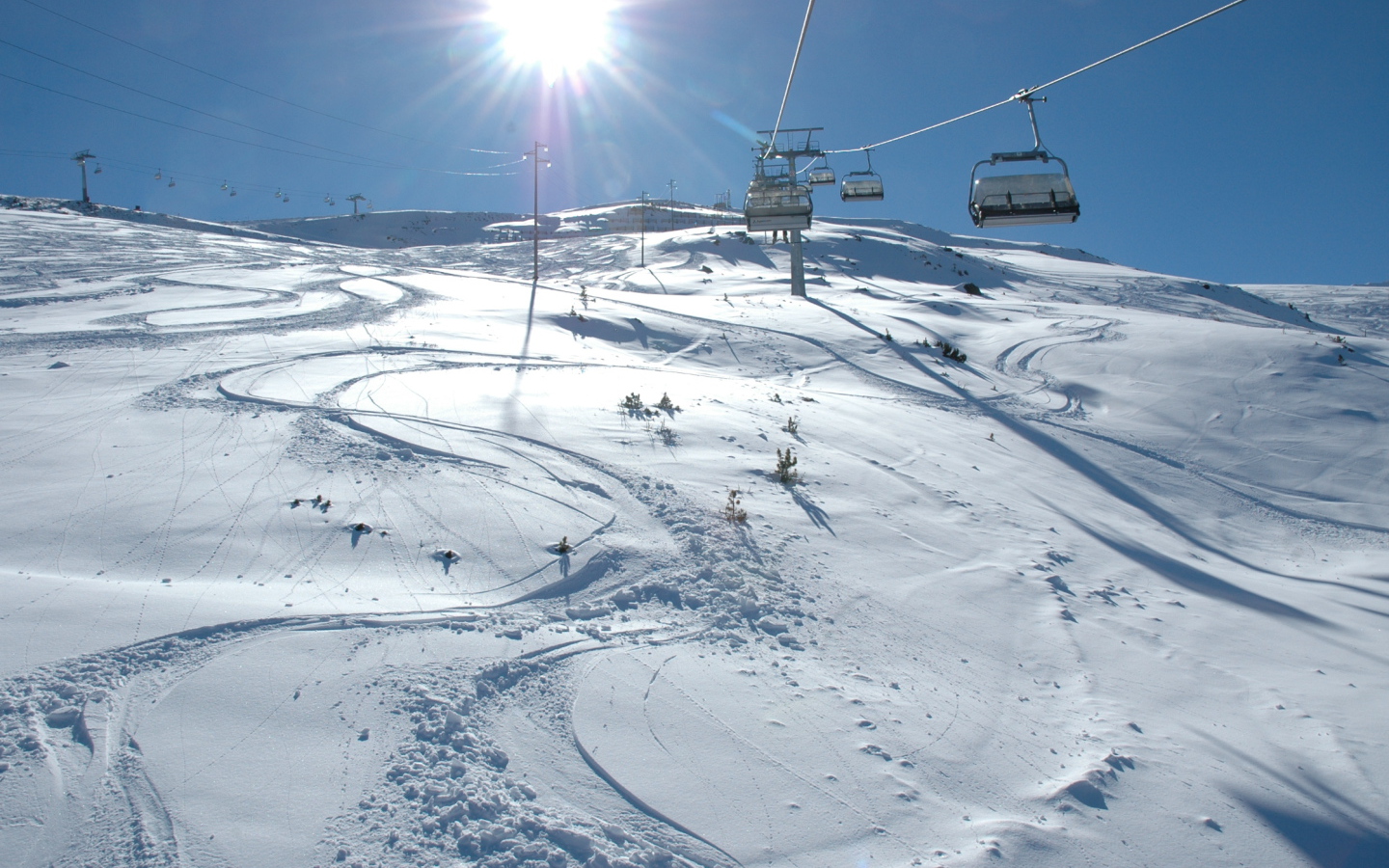 Спуск на лыжах на курорте в Бормио, Италия