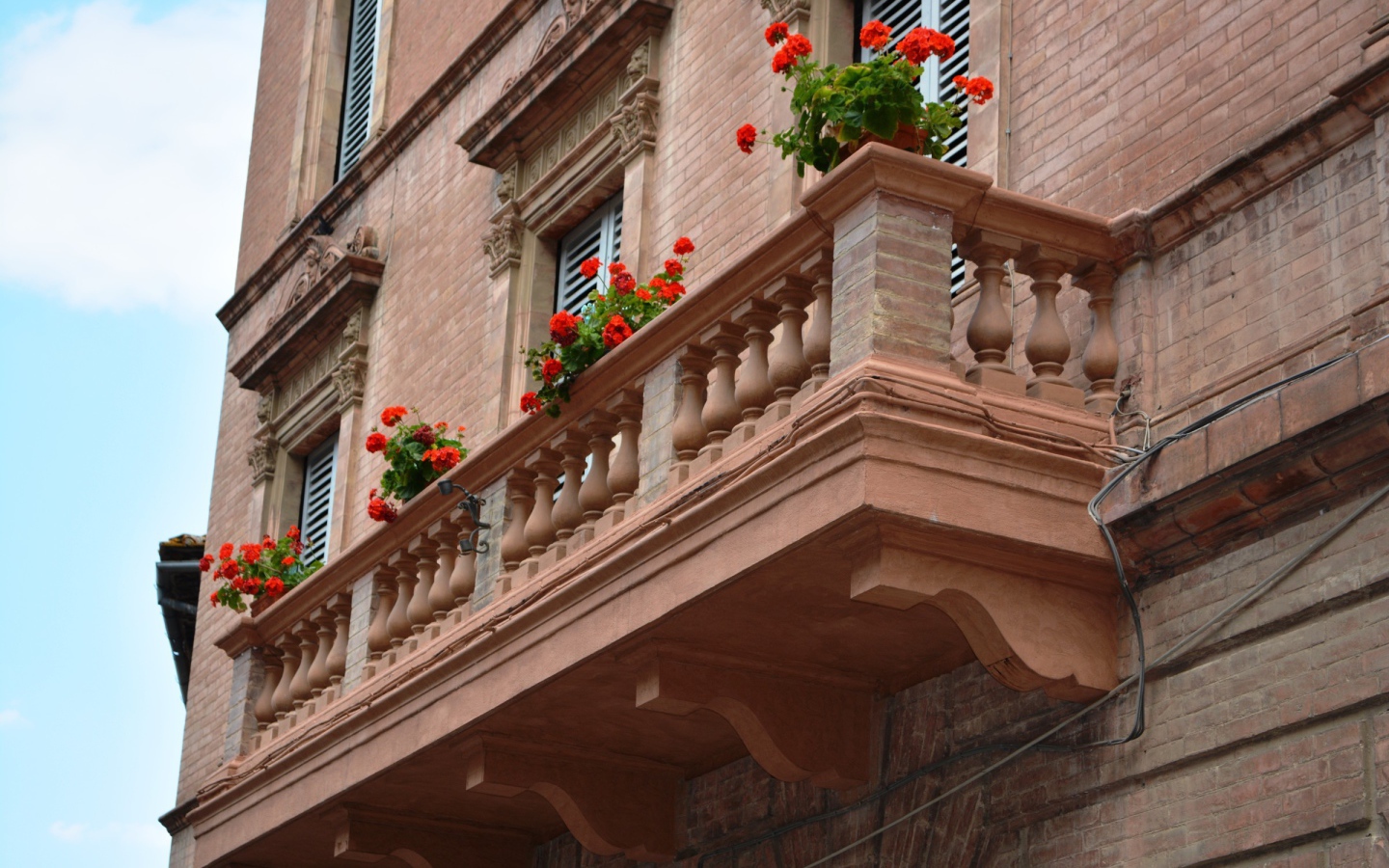 Цветы на балконе в Сиене, Италия