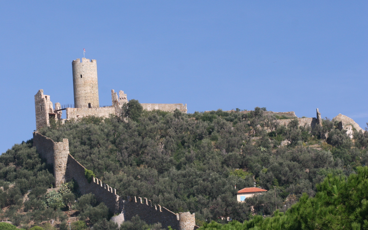 Крепостная стена на курорте Ноли, Италия