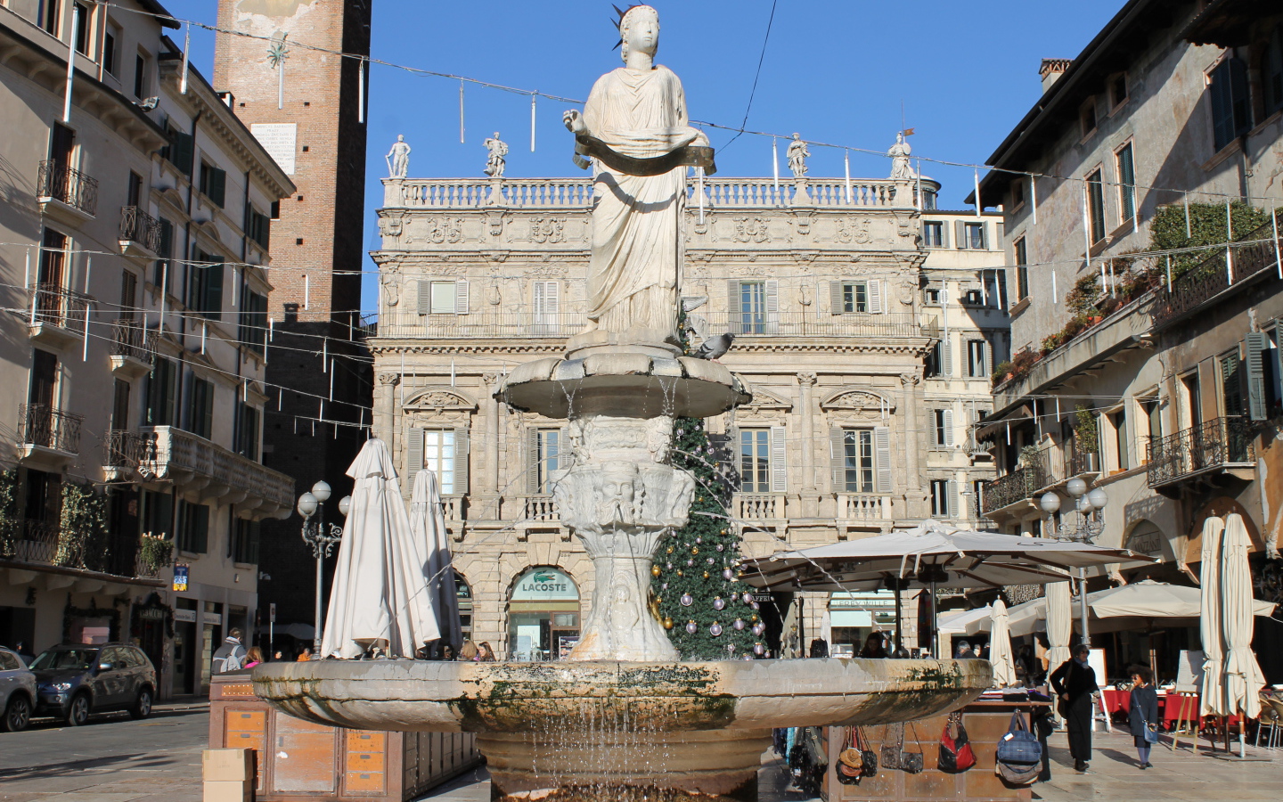 Фонтан на улице в Вероне, Италия