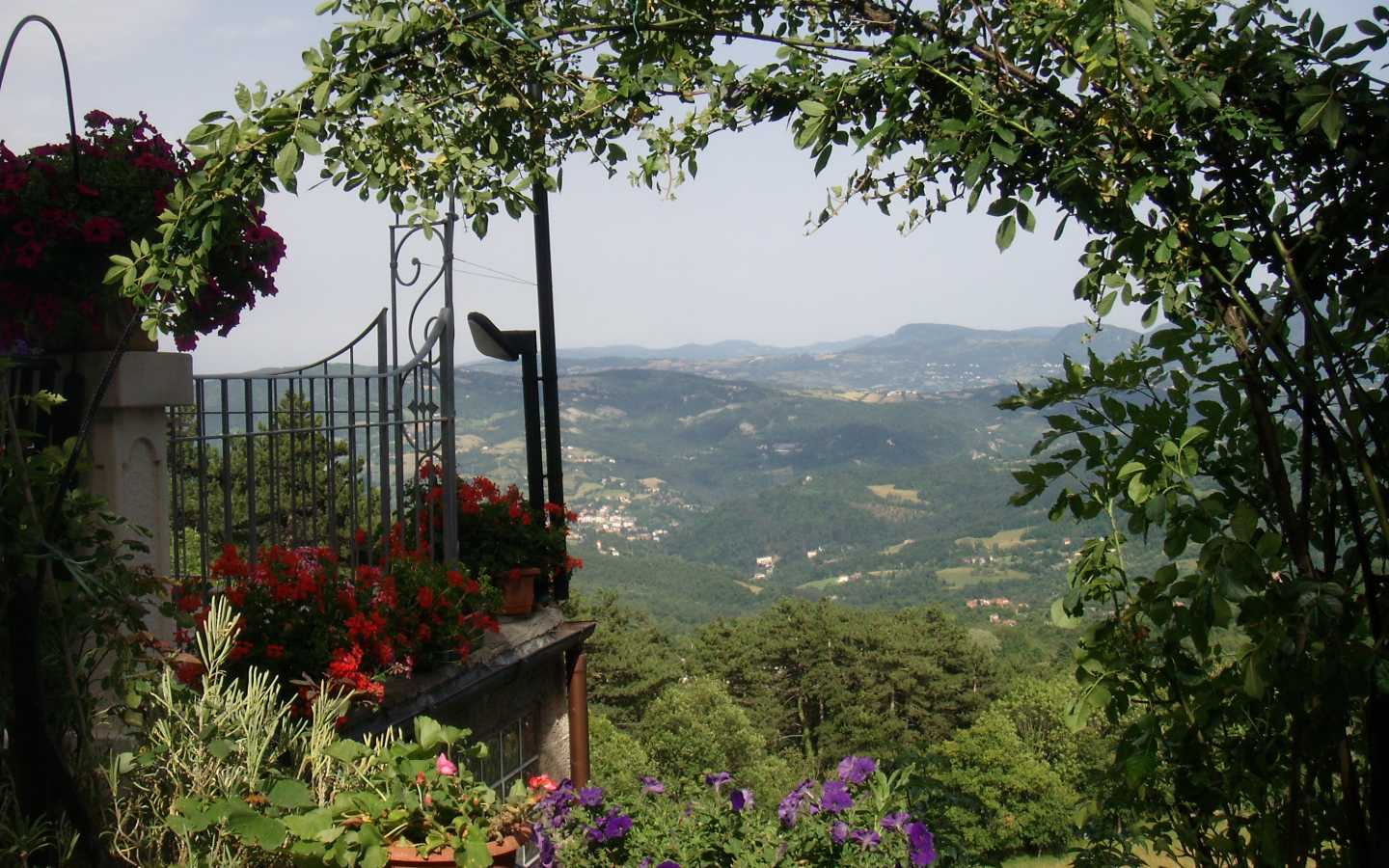 Сад с видом на горы на курорте в Монтекатини Терме, Италия