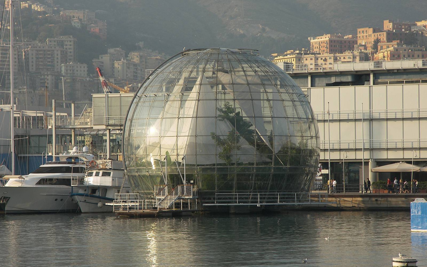 Стеклянный шар в Генуе, Италия