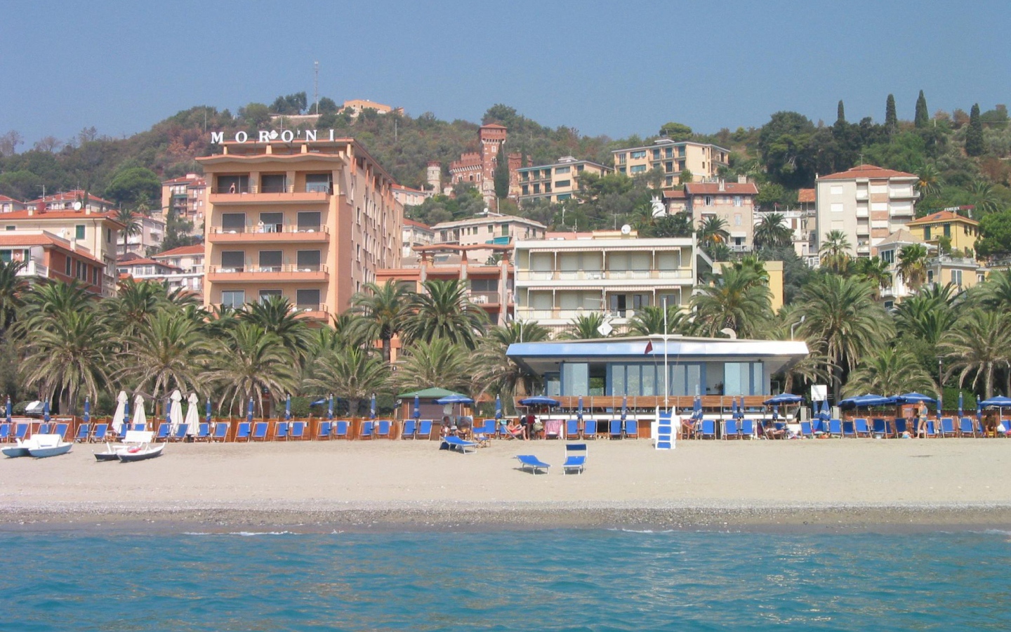 Отель на побережье на курорте Финале Лигуре, Италия