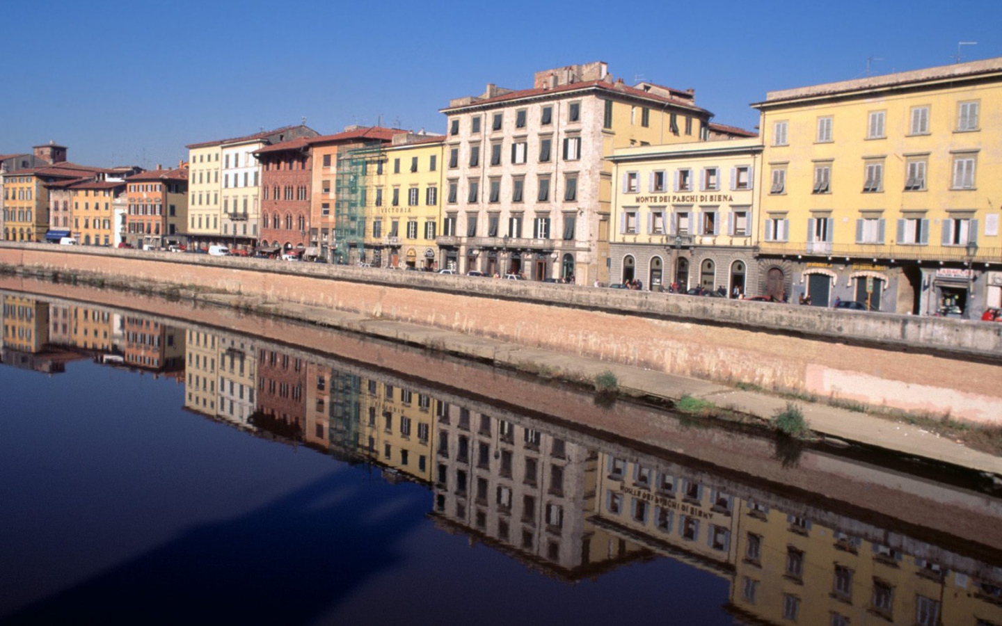 Дома на берегу канала в Пизе, Италия