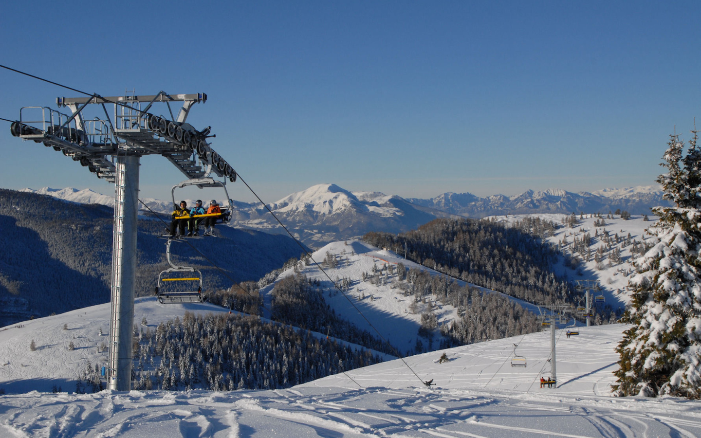 Подъемник на горнолыжном курорте Мадонна ди Кампильо, Италия