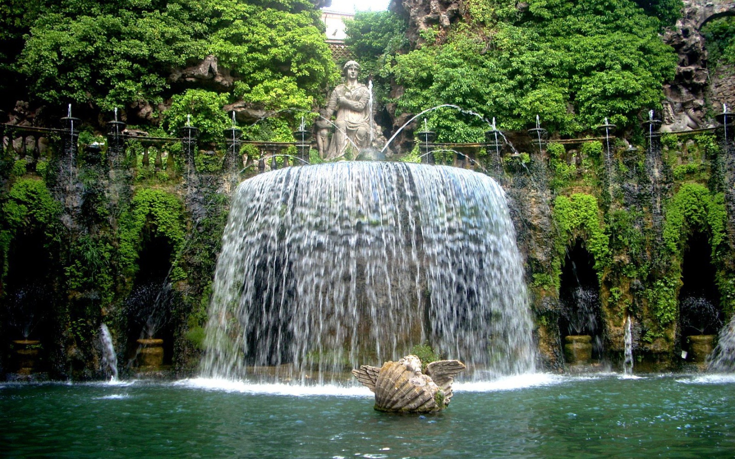 Великолепный фонтан в Тиволи, Италия