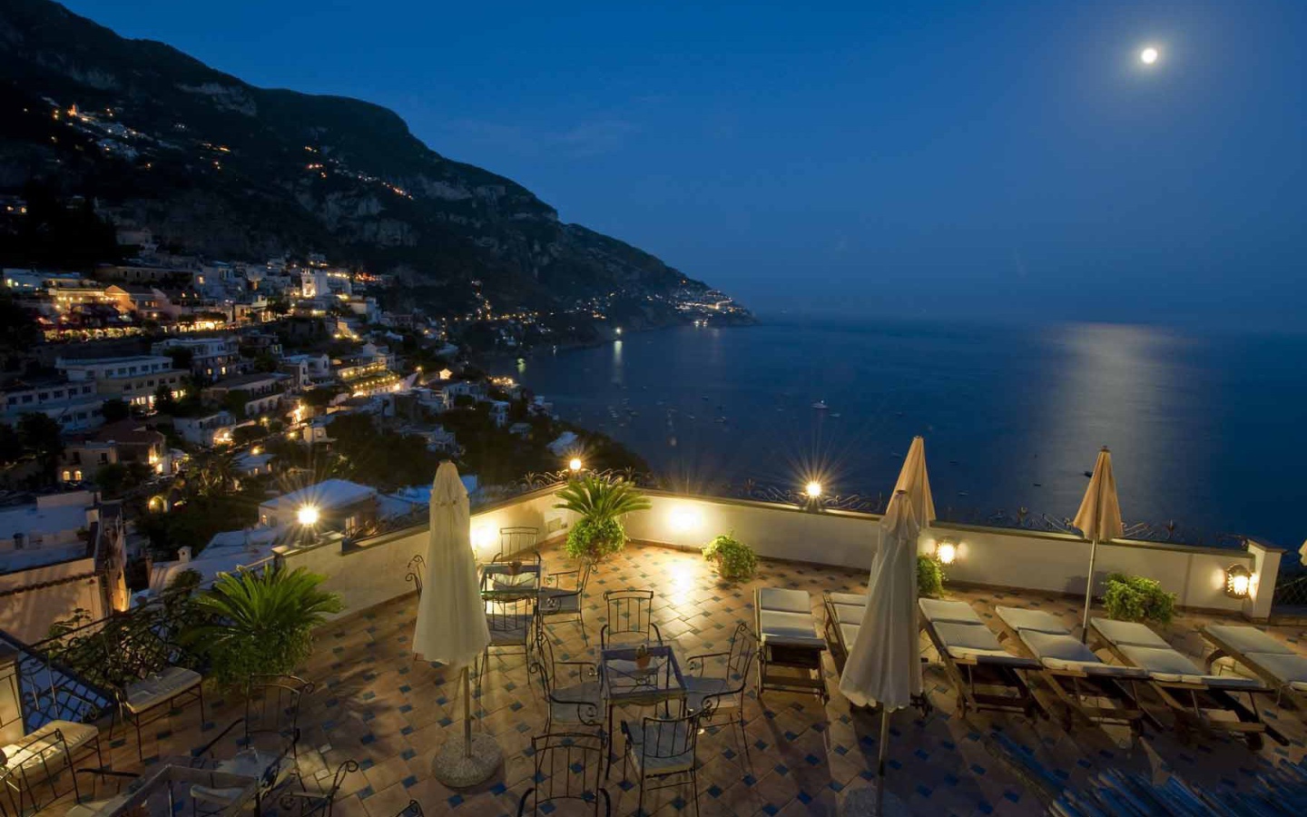 Луна над заливом на курорте Позитано, Италия