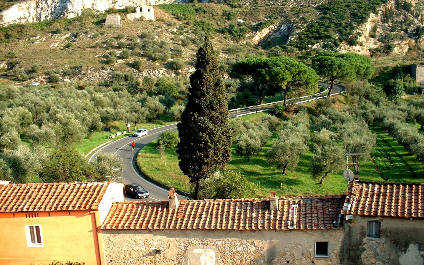 Горная дорога на курорте в Монтекатини Терме, Италия