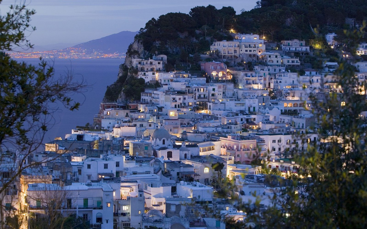 Ночные огни в Неаполе, Италия