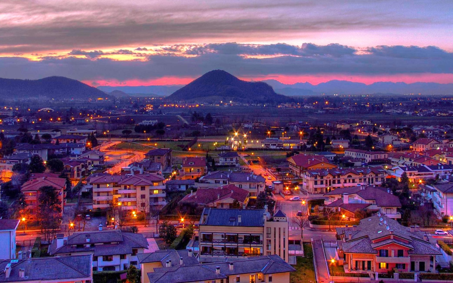 Ночные огни на курорте Абано Терме, Италия