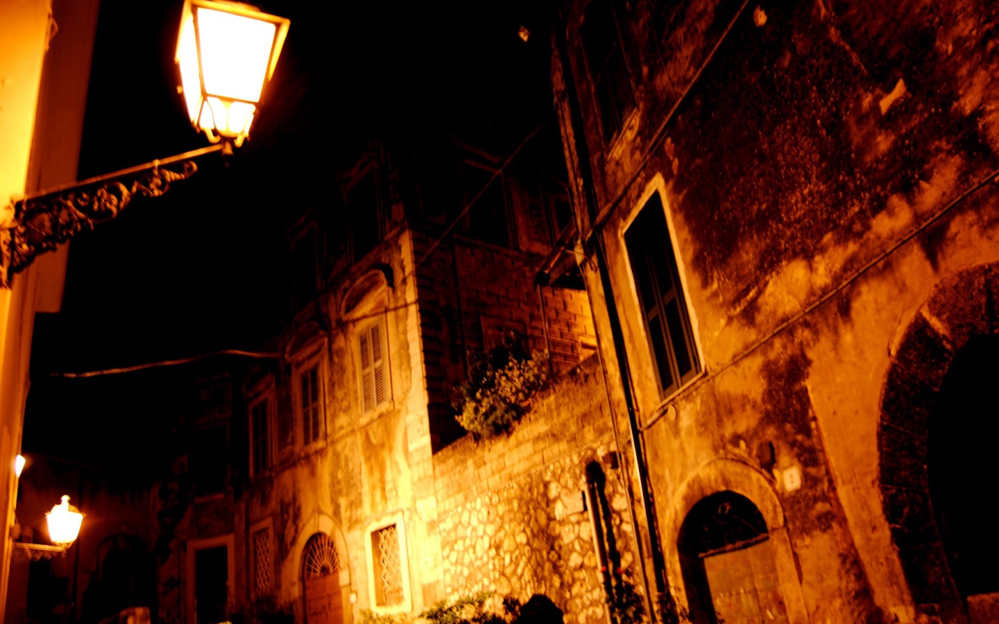 Ночная улица на курорте Фьюджи, Италия