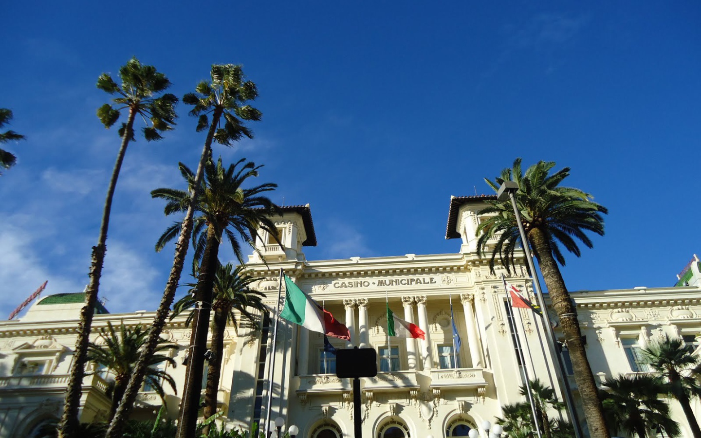 Пальмы у казино в Сан Ремо, Италия