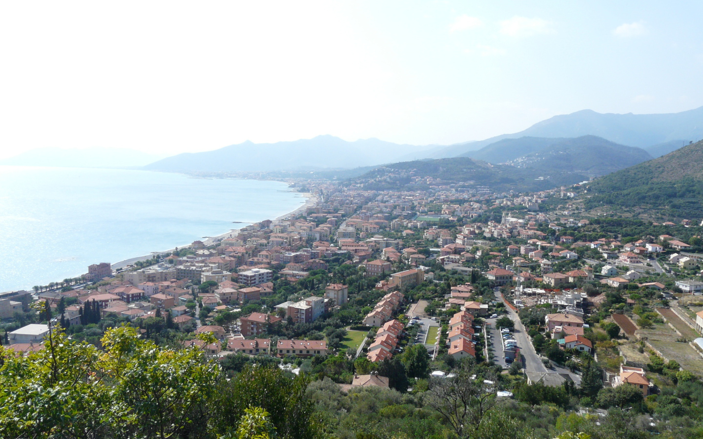 Панорама на курорте в Пьетра Лигуре, Италия