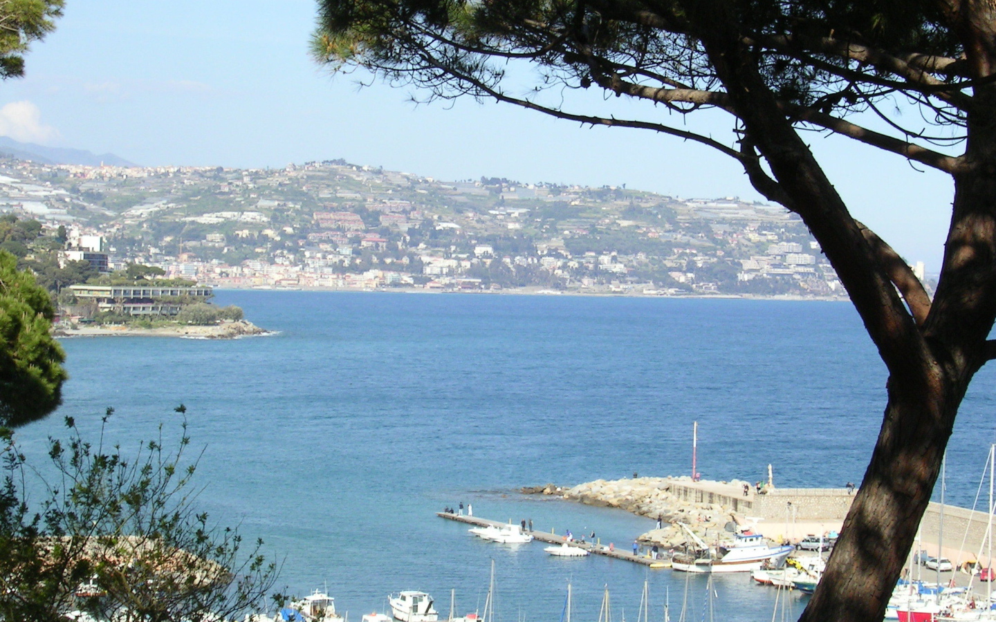 Панорама города на курорте Бордигера, Италия