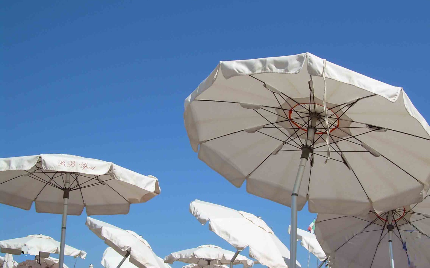 Пляжные зонтики на курорте Диано Марино, Италия