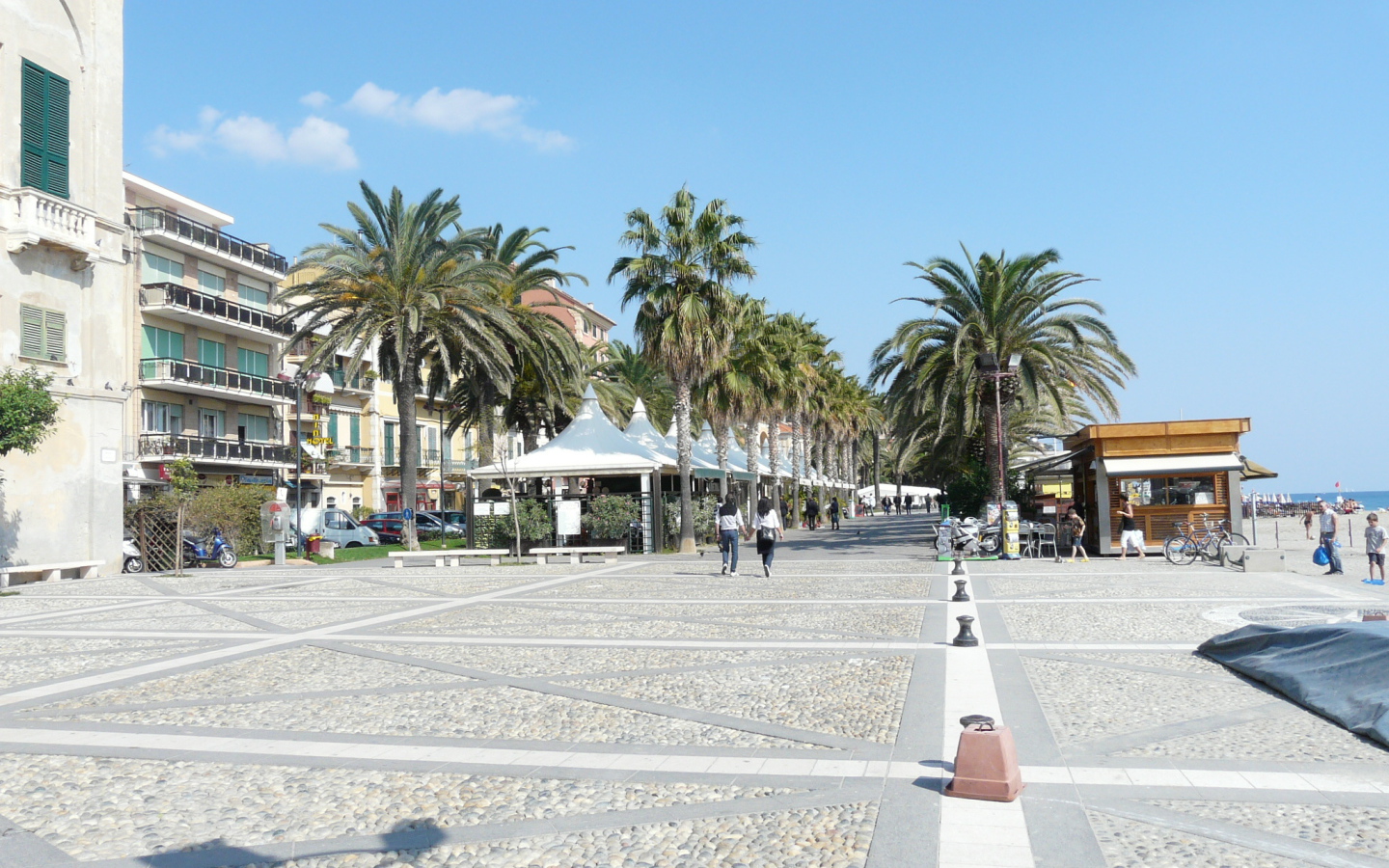 Набережная на курорте Финале Лигуре, Италия