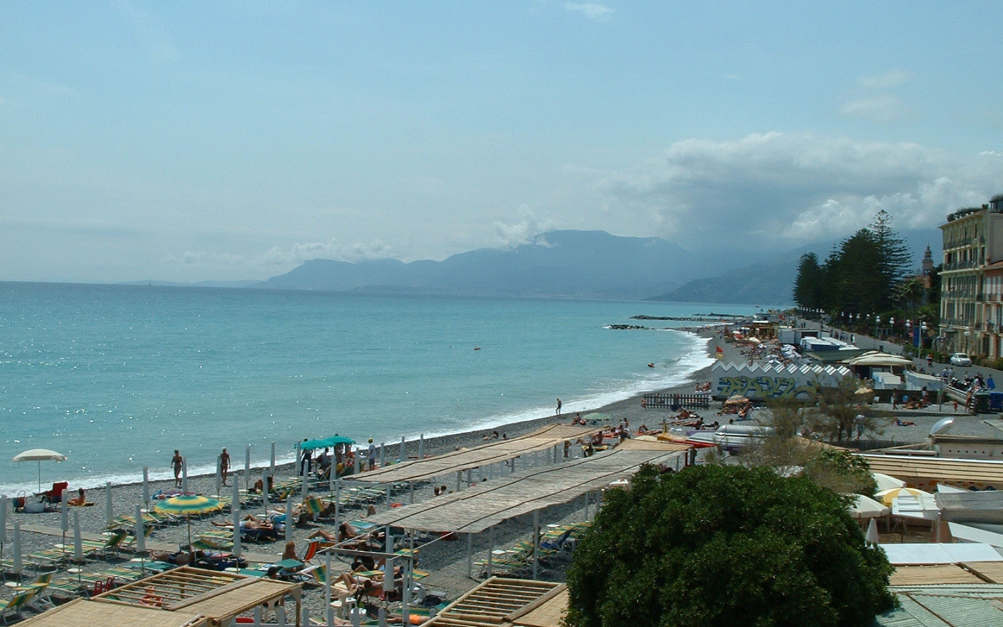 Отдых на пляже на курорте Бордигера, Италия