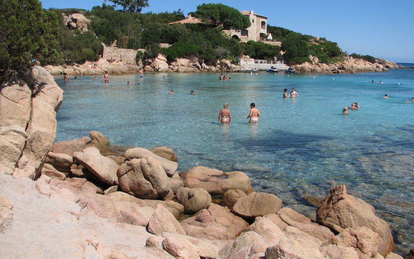 Отдых на пляже на курорте Коста Смеральда, Италия