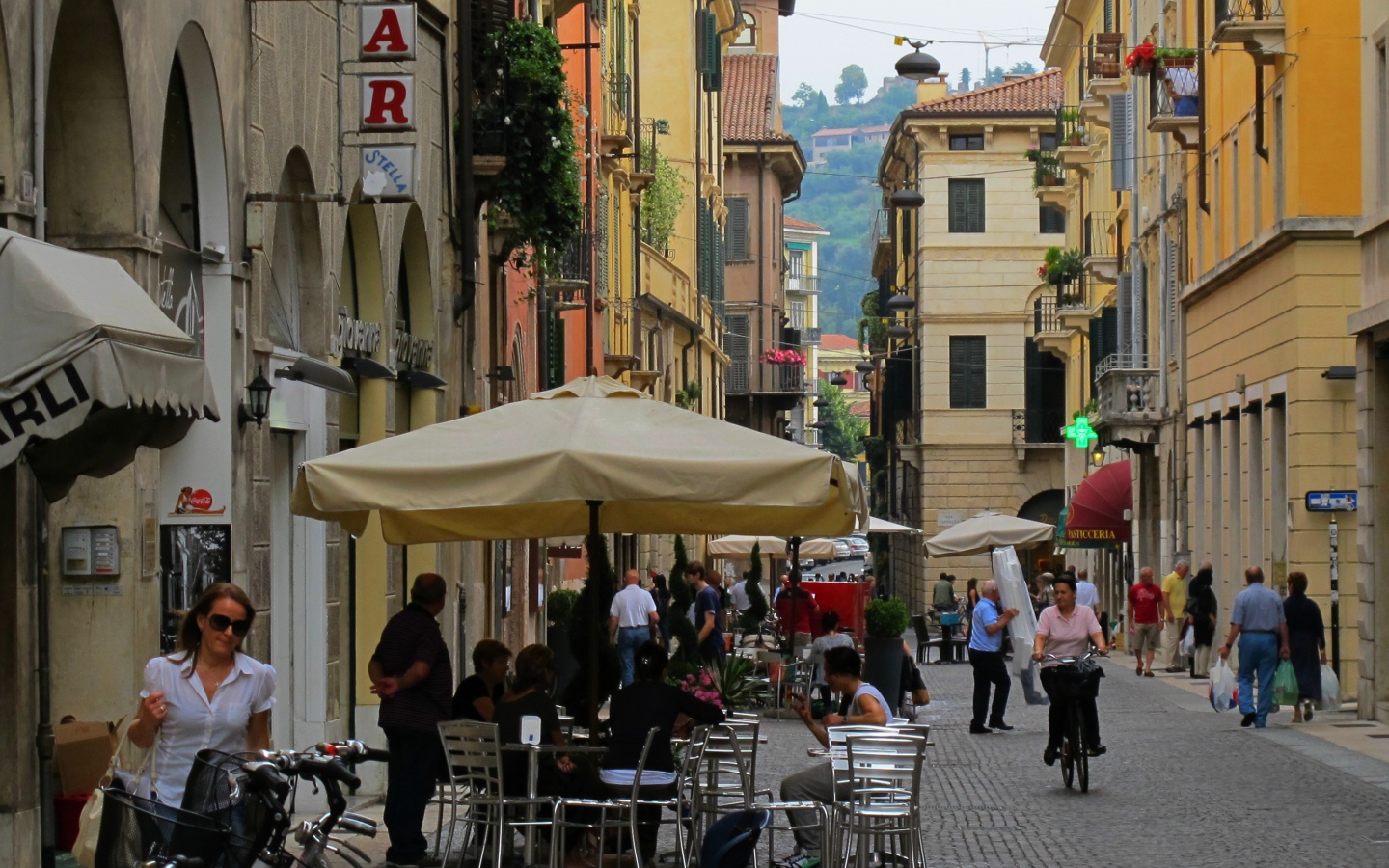 Отдых в уличном кафе в Вероне, Италия