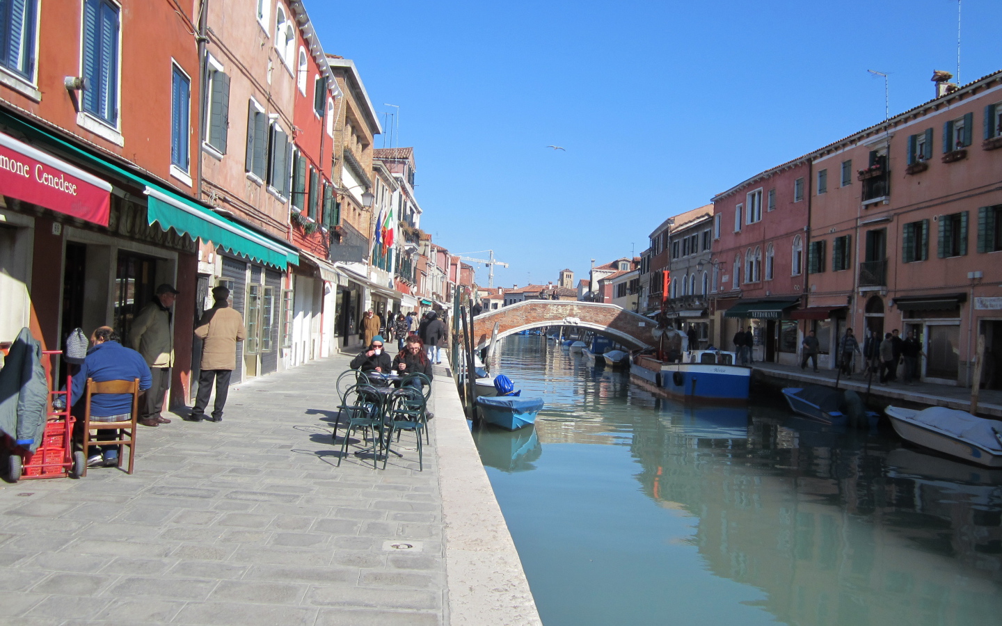 Отдых в уличном кафе на острове Мурано, Италия