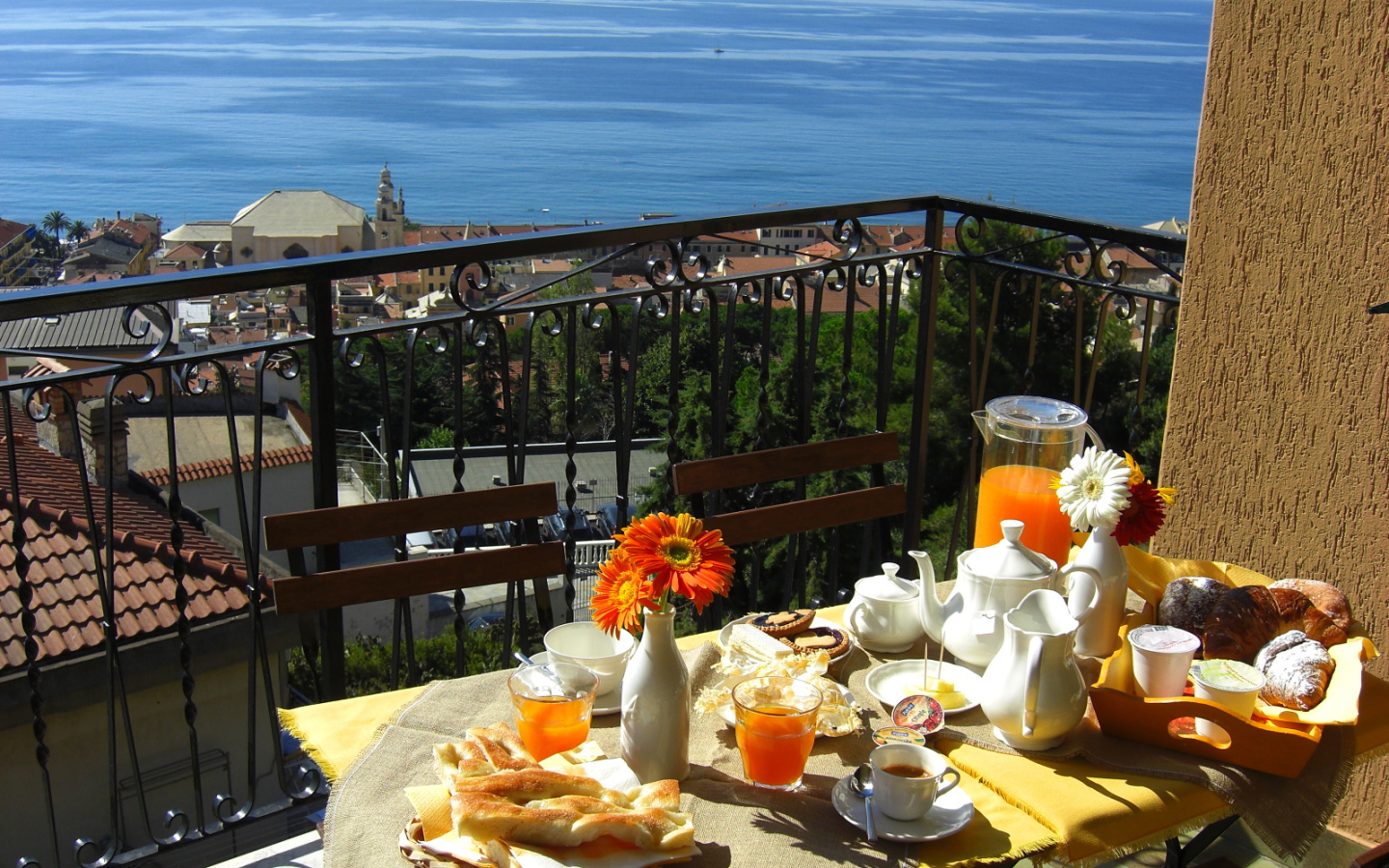 Отдых в кафе на террассе на курорте в Пьетра Лигуре, Италия