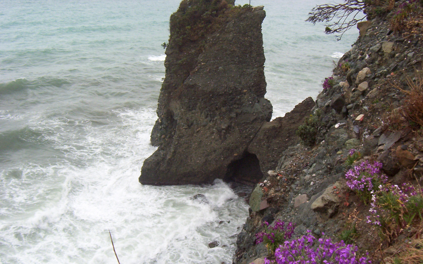 Скала у берега на курорте Челле Лигуре, Италия