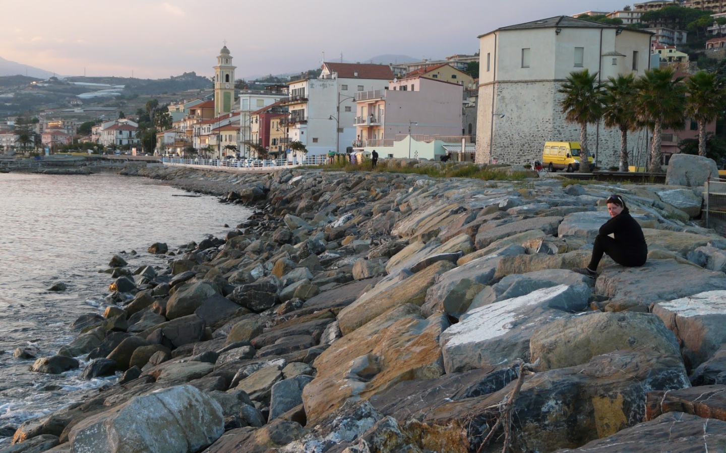 Каменистый берег в Санто Стефано аль Маре, Италия