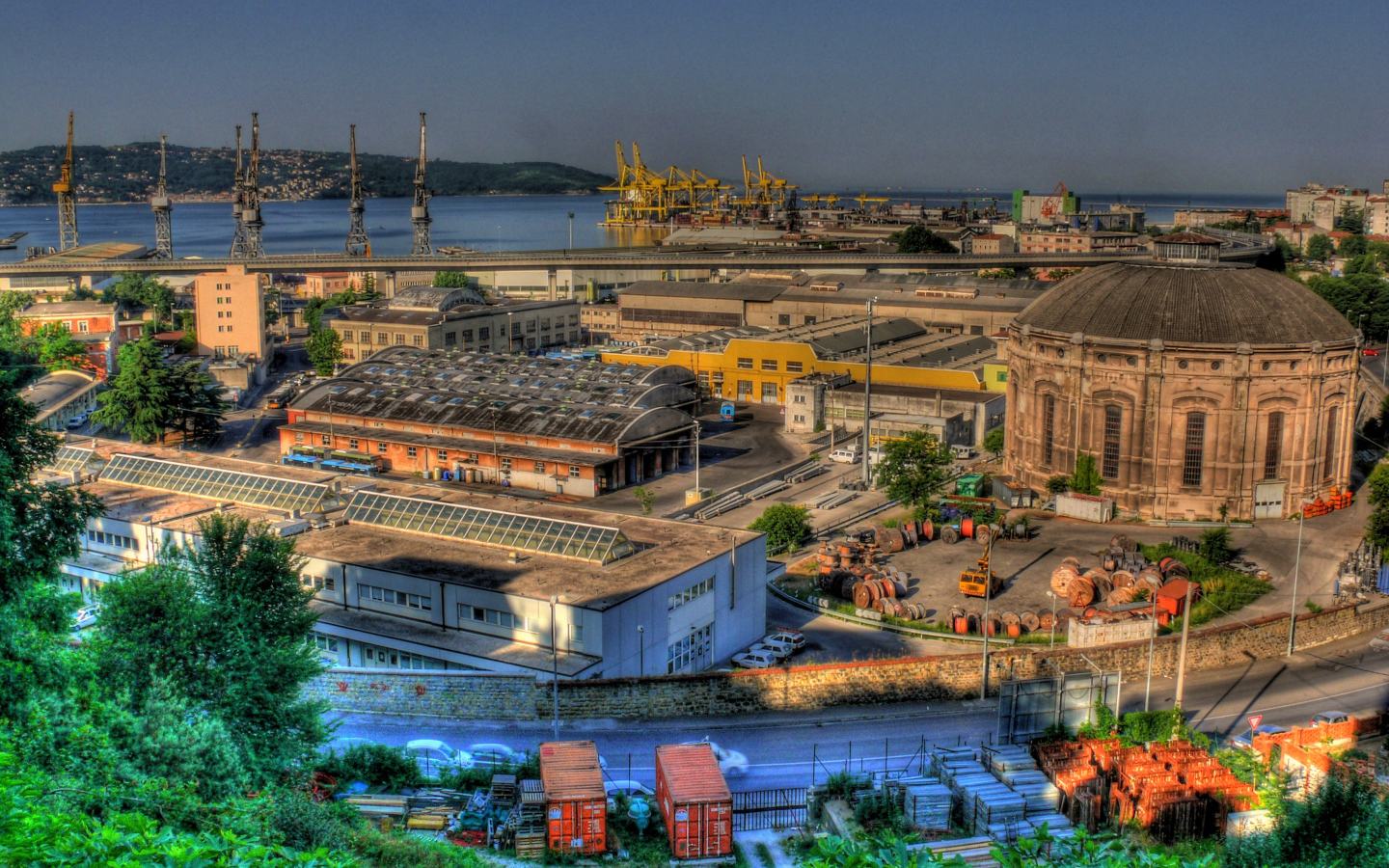 Морской порт на курорте в Триесте, Италия