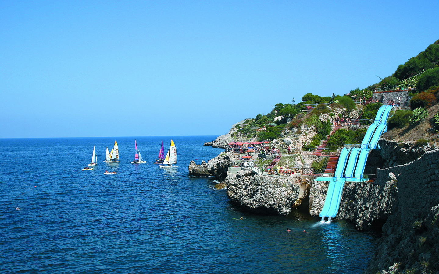 Аквапарк на берегу моря на острове Сицилия, Италия