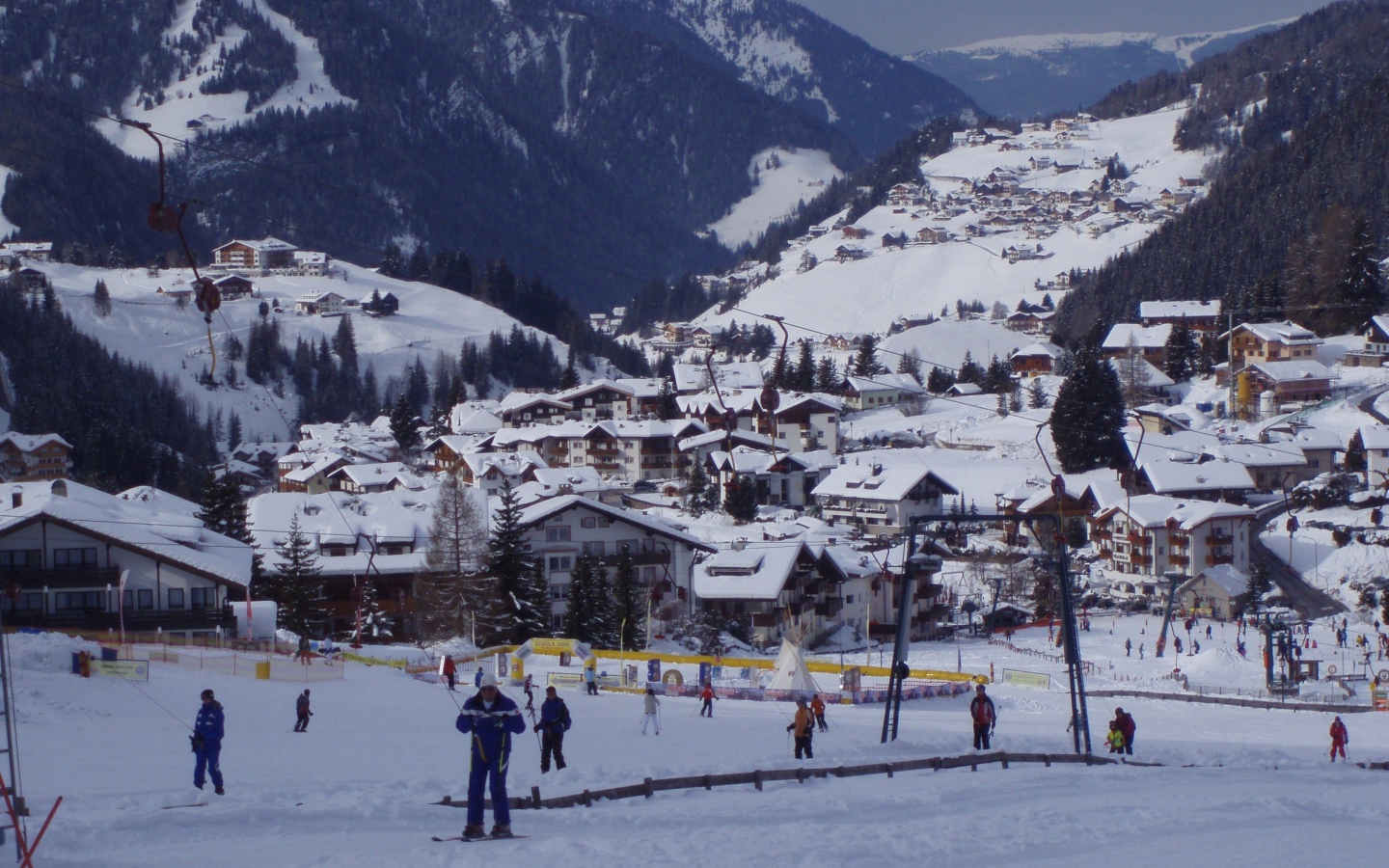 Катание на лыжах на горнолыжном курорте Валь Гардена, Италия