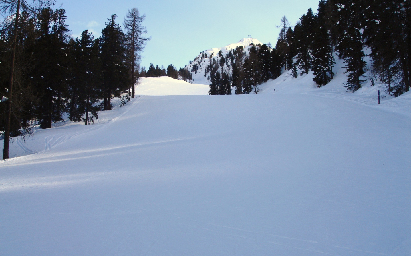 Снежные склоны в окрестностях курорта в Бормио, Италия