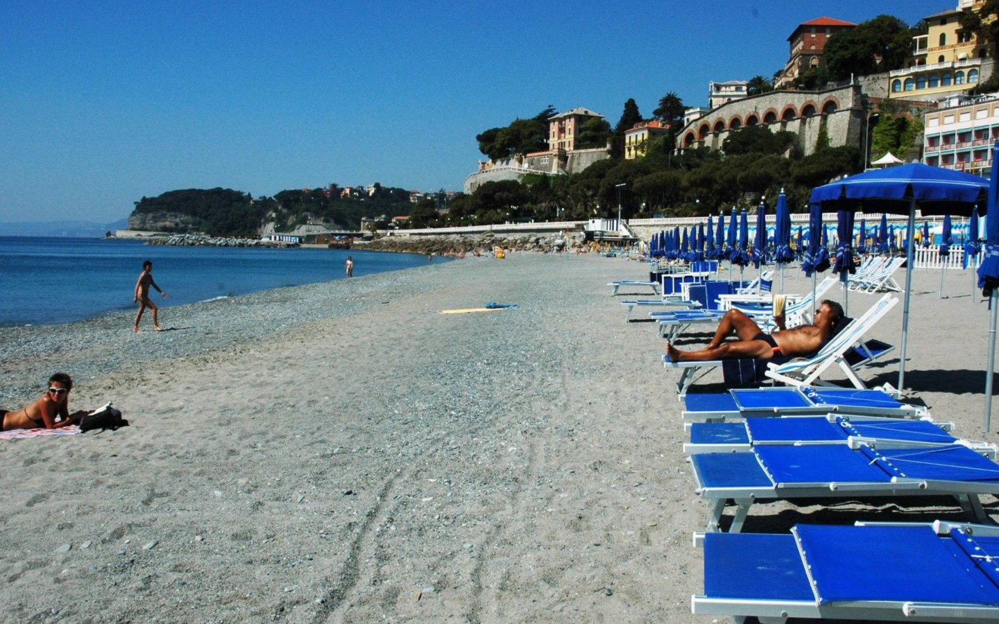 Весенний отдых на пляже на курорте Челле Лигуре, Италия