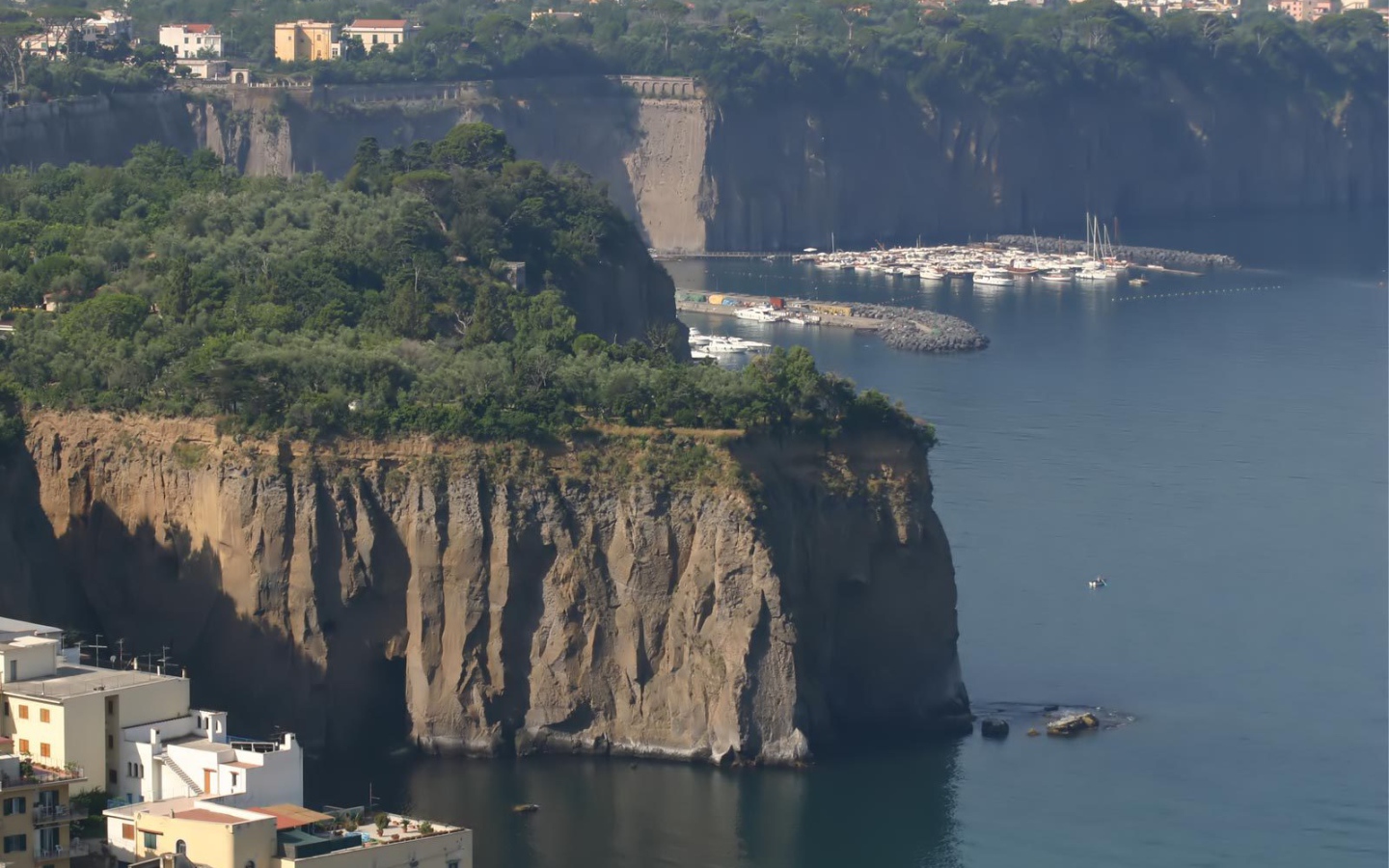 Обрывистые берега в Неаполе, Италия
