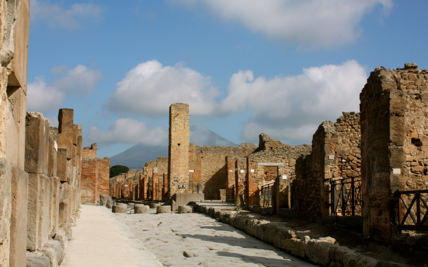 Улица на фоне Везувия в Помпеях, Италия