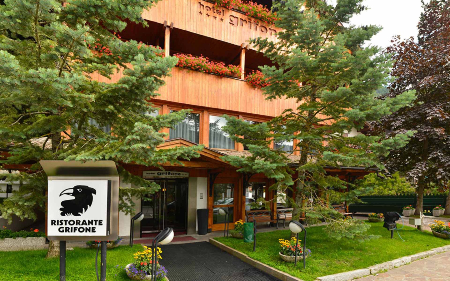 Летний вид отеля Грифон на горнолыжном курорте Мадонна ди Кампильо, Италия
