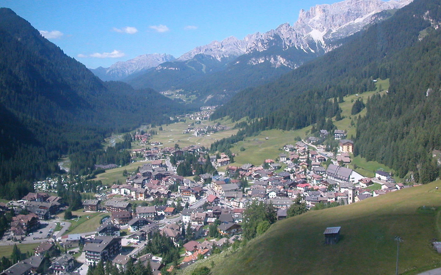Летний пейзаж на горнолыжном курорте Валь-Ди-Фасса, Италия