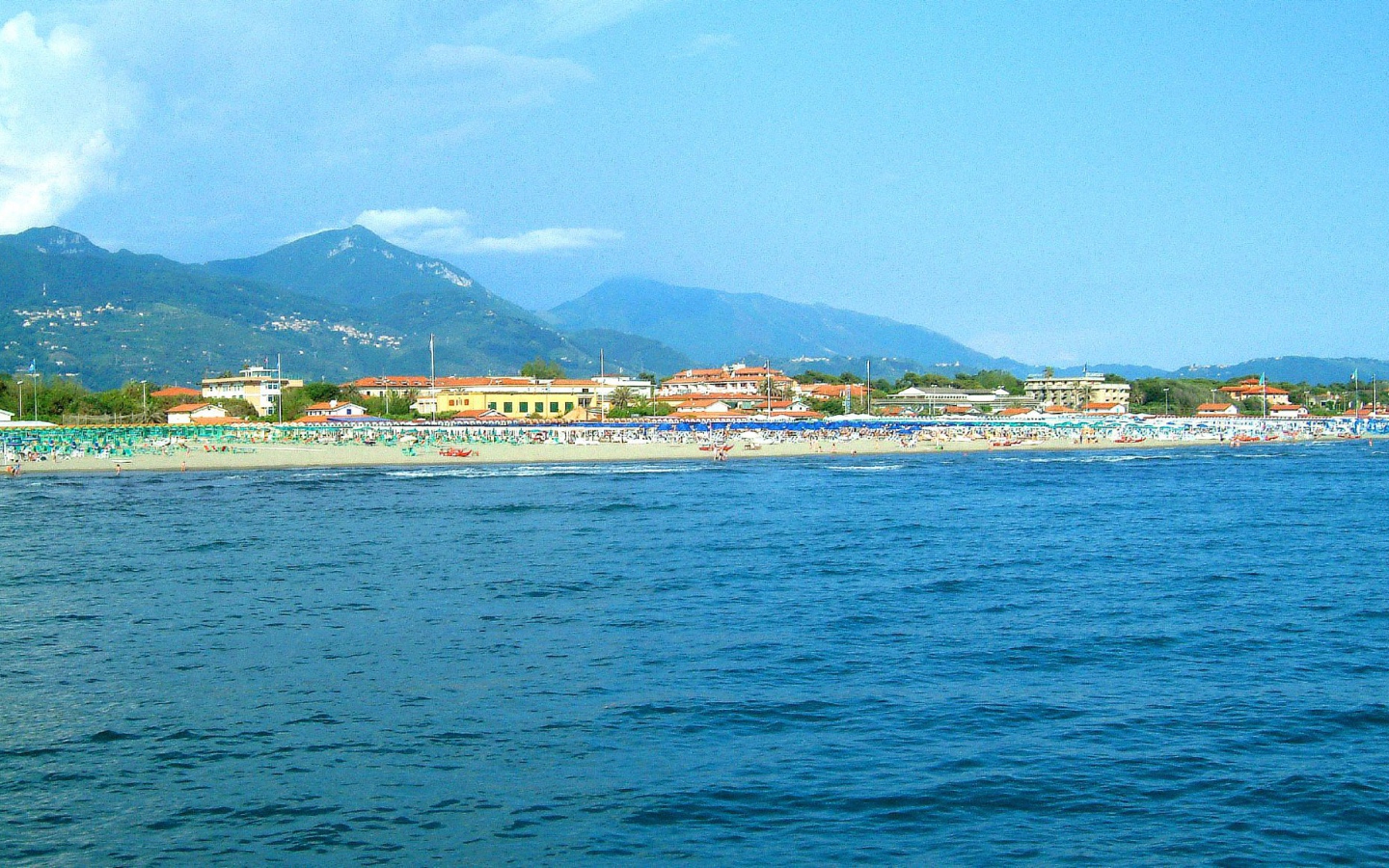 Летний отдых на пляже на курорте Форте дей Марми, Италия