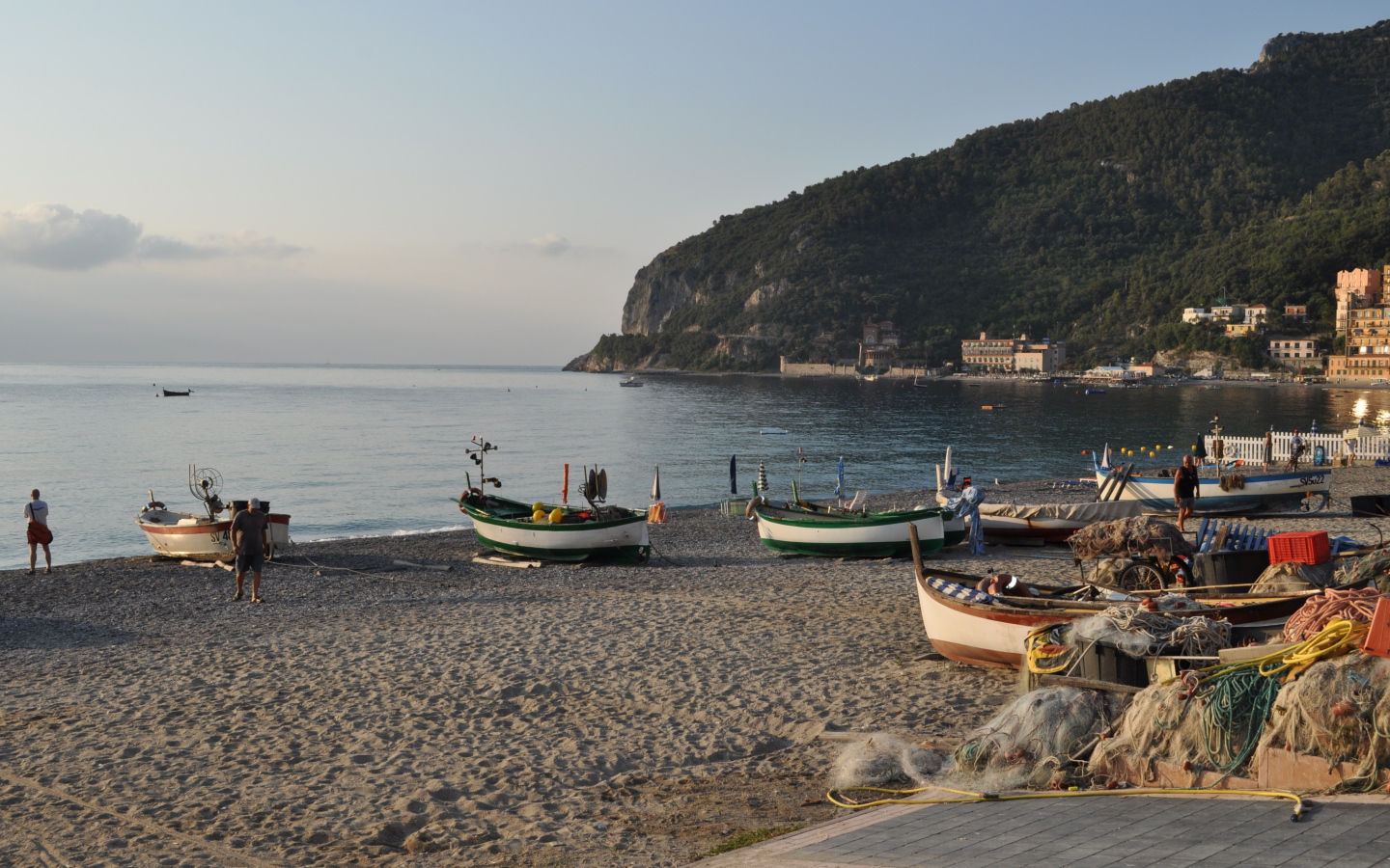 Летний отдых на пляже на курорте Ноли, Италия