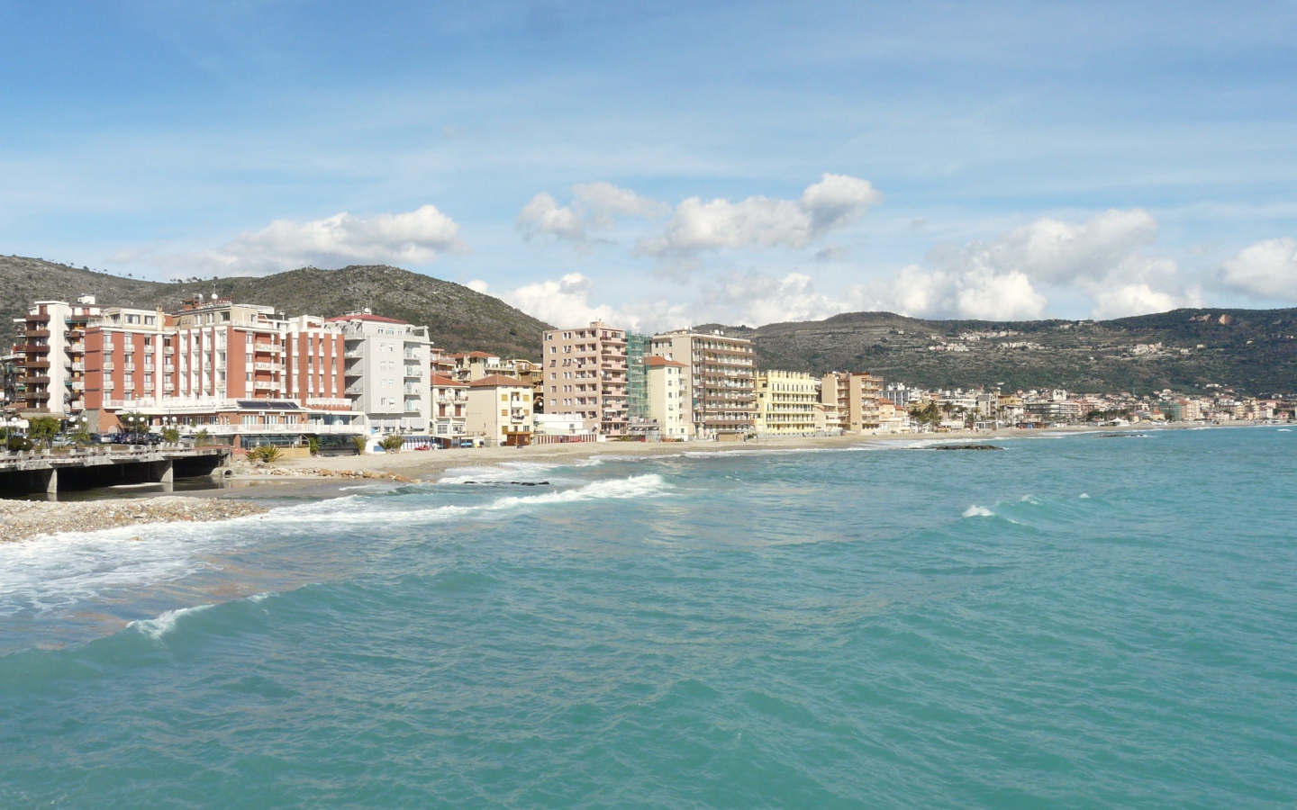 Летний отдых на пляже на курорте в Пьетра Лигуре, Италия