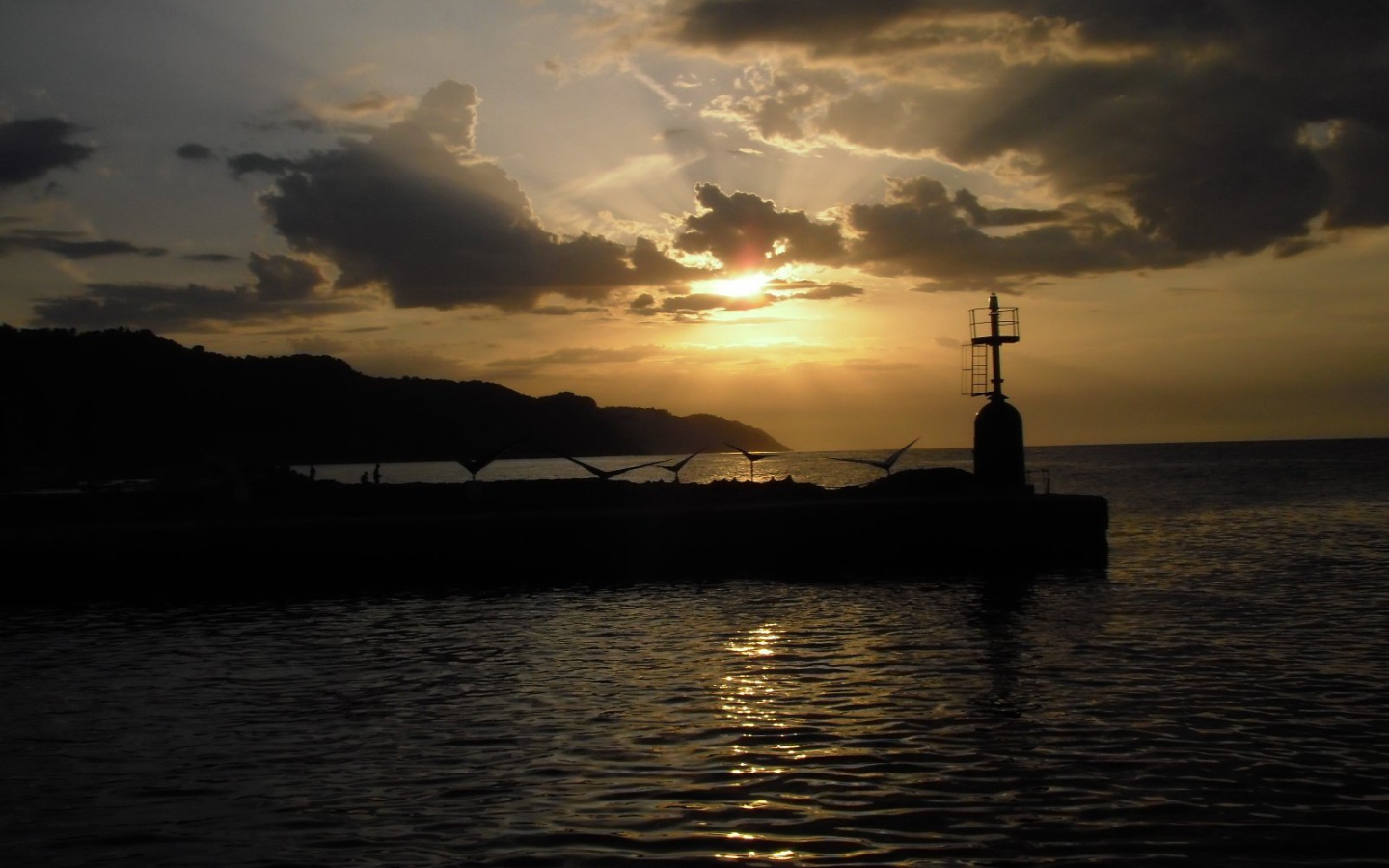 Закат на пляже на курорте Пизавр, Италия