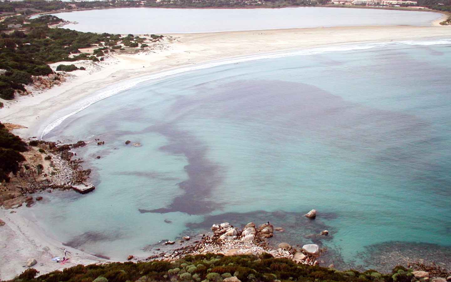 Пляж среди озер на курорте Вилласимиус, Италия